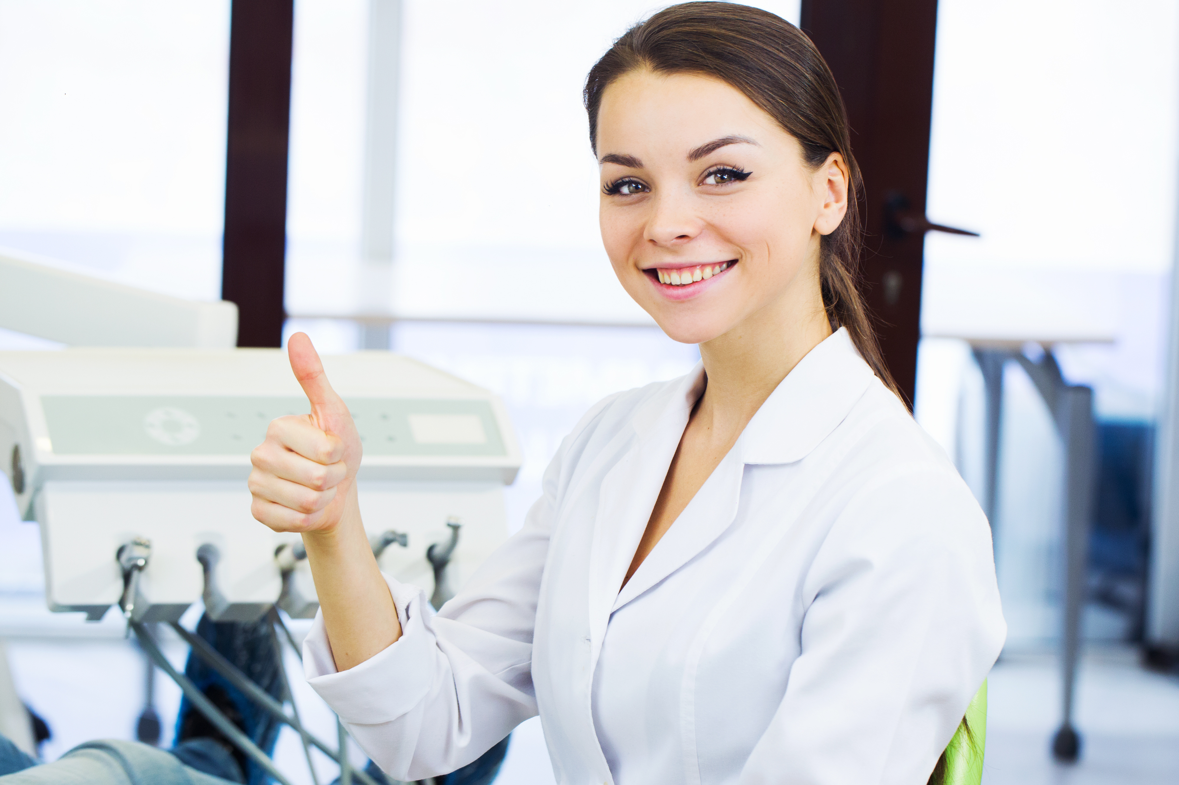 AdobeStock_106003300 - young business woman thumbs up